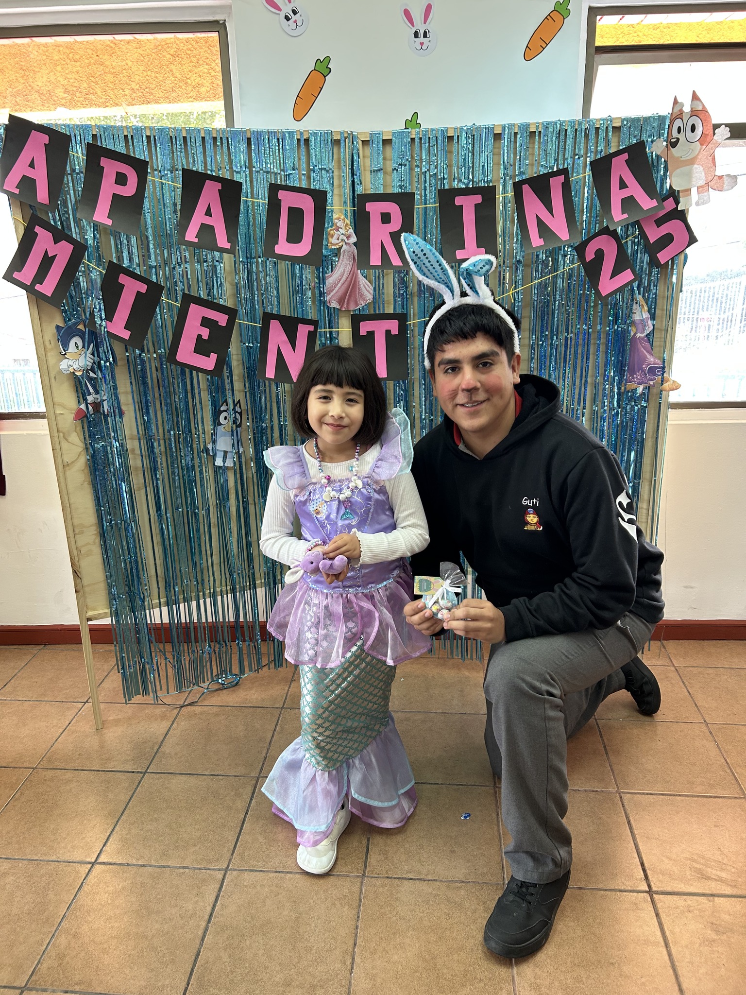 ¡El apadrinamiento de nuestros queridos estudiantes de 4° medio a los pequeñitos de Kínder! 2025 - 492362567_1158784089377915_1231943026092156986_n.jpg